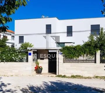 SUKOŠAN - Kuća sa tri stana ukupne stambene površine - 345m2
