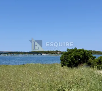 PRIVLAKA – Atraktivno građevinsko zemljište 1.526 m² u blizini mora!
