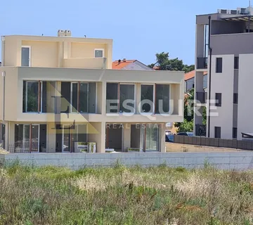 PRIVLAKA – Moderna duplex vila s bazenom i panoramskim pogledom na more!!