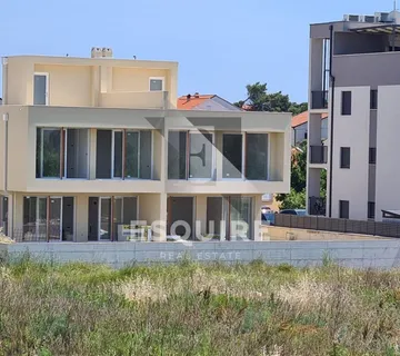 PRIVLAKA – Moderna duplex vila s bazenom i panoramskim pogledom na more!!