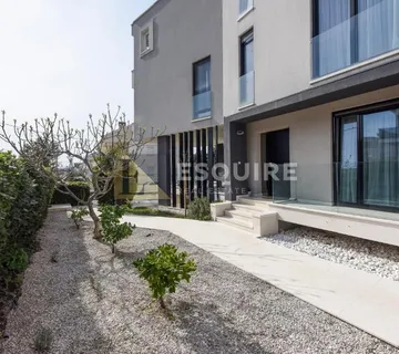 DIKLO - Dvosoban stan s vrtom 150m od mora - 131m2 - Diklo, Zadar