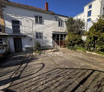 ZADAR-BORIK, duplex kuća na odličnoj lokaciji sa dva stana!!