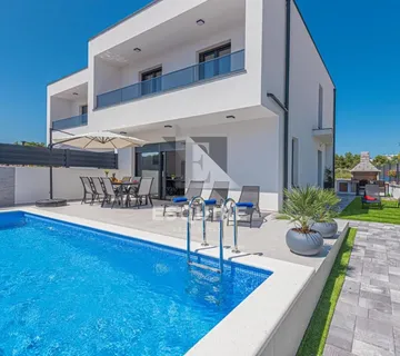 VODICE - Moderna Vila s bazenom
