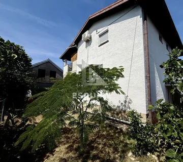 PRIVLAKA – ŠKRAPAVAC, namještena kuća s tri stana, 500 m od mora