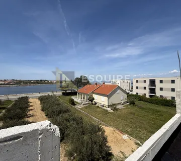 NIN - moderan troetažni stan S2 s bazenom samo 60 m od mora!!!