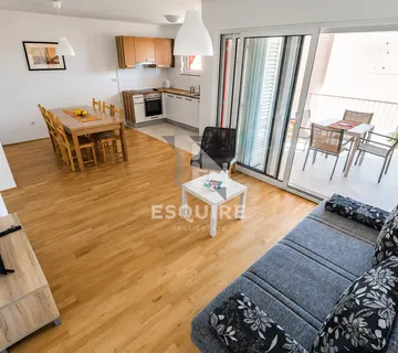 PRIVLAKA – Namješten dvosoban apartman C3 na prvom katu, svega 90 m od mora!