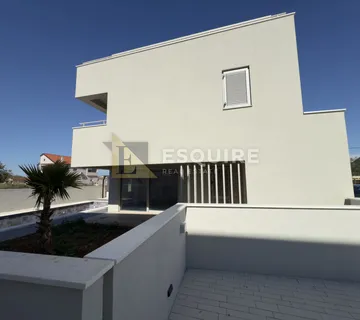 PRIVLAKA - predivna luksuzna duplex vila s bezenom!!