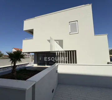 PRIVLAKA - predivna luksuzna duplex vila s bezenom!!