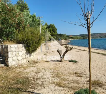 RTINA - EKSKLUZIVNO - Kuća 1. red do mora na zemljištu od 937m2! - Rtina, Ražanac