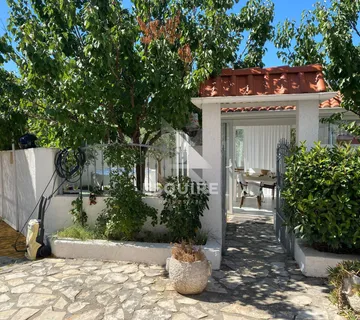 PETRČANE – Dvoetažni apartman s dodatnom jedinicom, jacuzzijem i uređenim vrtom od 176 m²! - Petrčane, Zadar