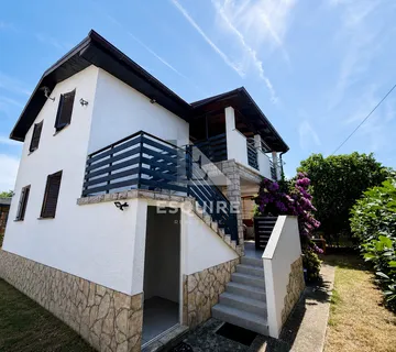 PRIVLAKA – ŠKRAPAVAC, namještena kuća s tri stana, 500 m od mora