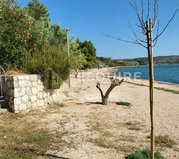 RTINA - EKSKLUZIVNO - Kuća 1. red do mora na zemljištu od 937m2! - Rtina, Ražanac