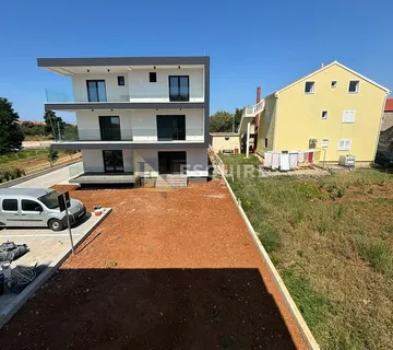 PRIVLAKA - Dvosoban stan A1 s vrtom - 93m2
