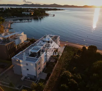 DIKLO - Dvosoban stan s vrtom i garažom 1. red do mora - 89m2 - Diklo, Zadar