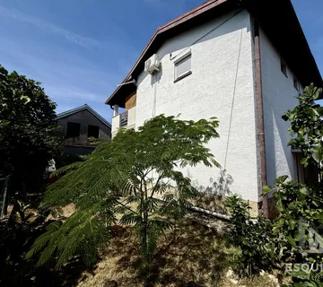 PRIVLAKA – ŠKRAPAVAC, namještena kuća s tri stana, 500 m od mora