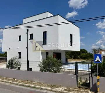 GRBE / NIN – moderna vila s bazenom, krovnom terasom i dodatnom parcelom! - Grbe, Nin