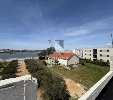 NIN - moderan troetažni stan S2 s bazenom samo 60 m od mora!!!