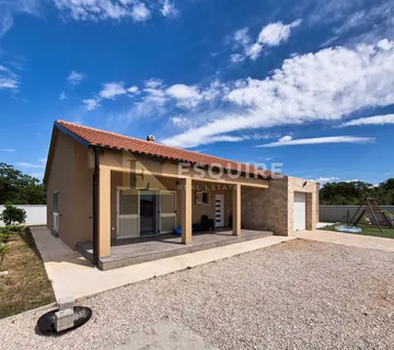 MURVICA - Trosobna prizemnica s velikom okućnicom i bazenom - 235m2 - Murvica, Poličnik