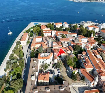 ZADAR - Zgrada u centru stare jezgre grada sa 6 apartmana i 2 poslovna prostora