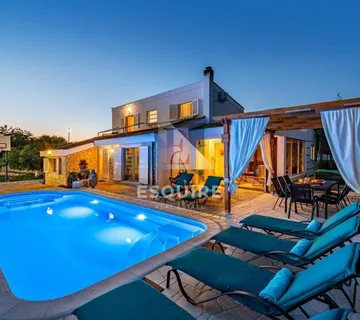 ZADAR - Kuća sa bazenom i pogledom na terenu od 1200m2