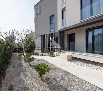 DIKLO - Dvosoban stan s vrtom 150m od mora - 131m2 - Diklo, Zadar