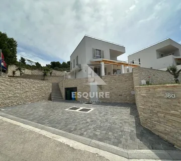 ROGOZNICA - Novoizgrađena villa s bazenom i predivni pogledom