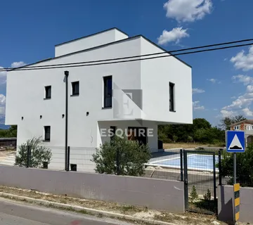 GRBE / NIN – moderna vila s bazenom, krovnom terasom i dodatnom parcelom! - Grbe, Nin