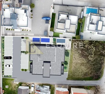 NIN - dvosoban stan S2 u prizemlju s bazenom i vrtom, 100 m od mora!!