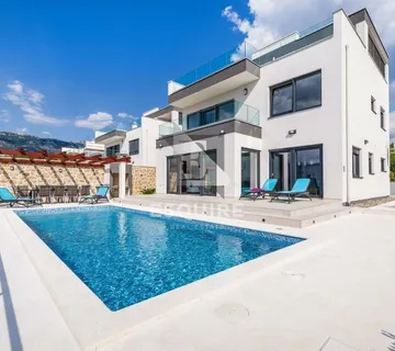 ROVANJSKA - Vila katnica s bazenom i velikim vrtom u blizini mora - 270m2 - Rovanjska, Jasenice