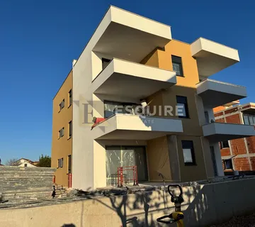 ZADAR - SUKOŠAN Trosoban stan S01 u prizemlju s vrtom, 60 m od mora!!