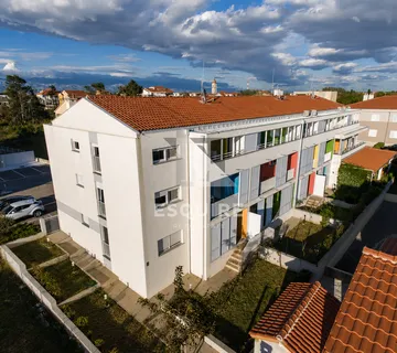 PRIVLAKA – Namješten trosoban apartman C6 na drugom katu, svega 90 m od mora!