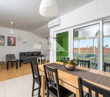PRIVLAKA – Namješten dvosoban apartman C5 na drugom katu, svega 90 m od mora!