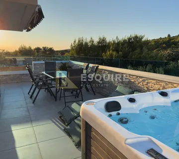ZADAR - SUKOŠAN Dvije stambene jedinice s uređenom krovnom terasom!!