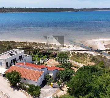 LJUBAČ - Samostojeća kuća s velikom okućnicom 1. red do mora - 702m2 - Ljubač, Ražanac