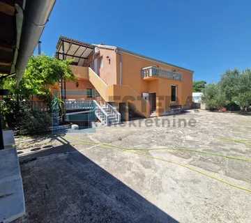 Kuća 350 m2 PRODAJA Donji Karin, 2 stana i pomoćna zgrada s 2 apartmana - Donji Karin, Benkovac
