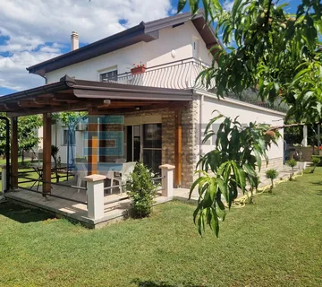 Kuća 222 m2 + 82 m2 PRODAJA Biograd na Moru, kuća s garažom i pomoćnim objektom,