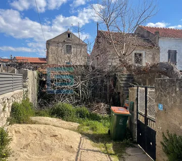 Kuća 100 m2 PRODAJA Pašman, centar mjesta, za obnovu, vrt, 150 m od mora