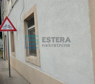Benkovac, centar poslovni prostori prodaja, 64 m2 + 19 m2