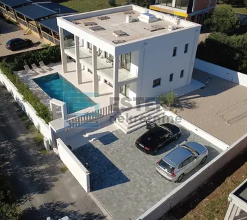 Villa sa bazenom i pogledom na more prodaja - Sveti Filip i Jakov