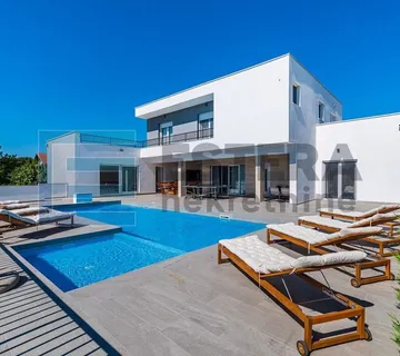 PRODAJA luksuzna vila sa bazenom, 300 m2, 5 soba, 6 kupaonica - Polača