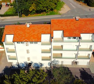 TREĆI RED OD MORA, KRASAN POGLED, PARKING - cover