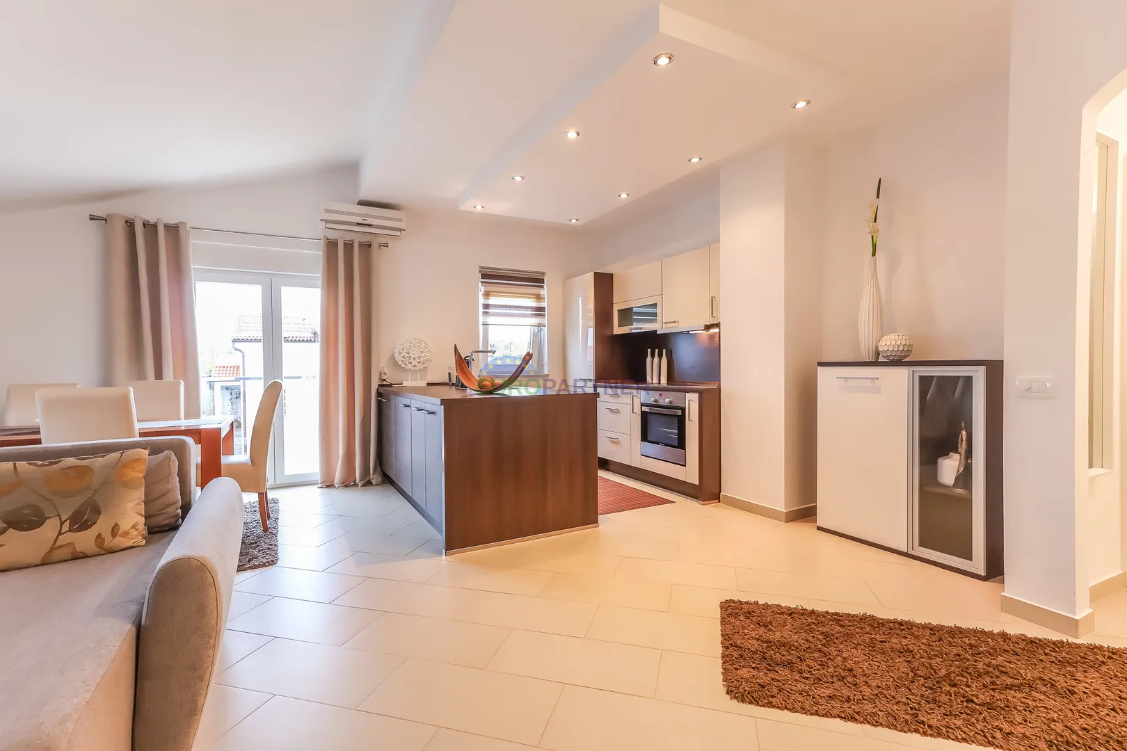 Poreč, moderno opremljen 3-sobni stan + zemljište 140m2  -samo 2,5 km od mora - cover