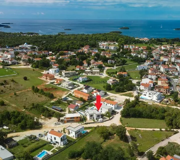 Elegantna moderna dvojna kuća s bazenom u Funtani - cover