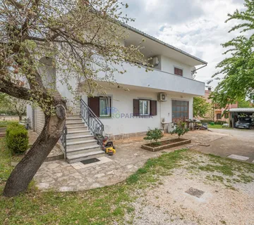 Samostojeća kuća s dvorištem od 1530m2 - cover
