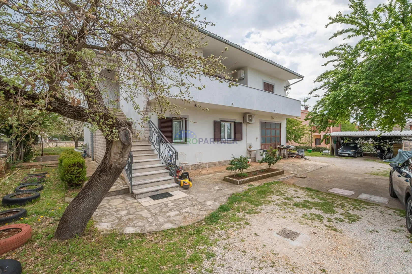 Samostojeća kuća s dvorištem od 1530m2 - cover