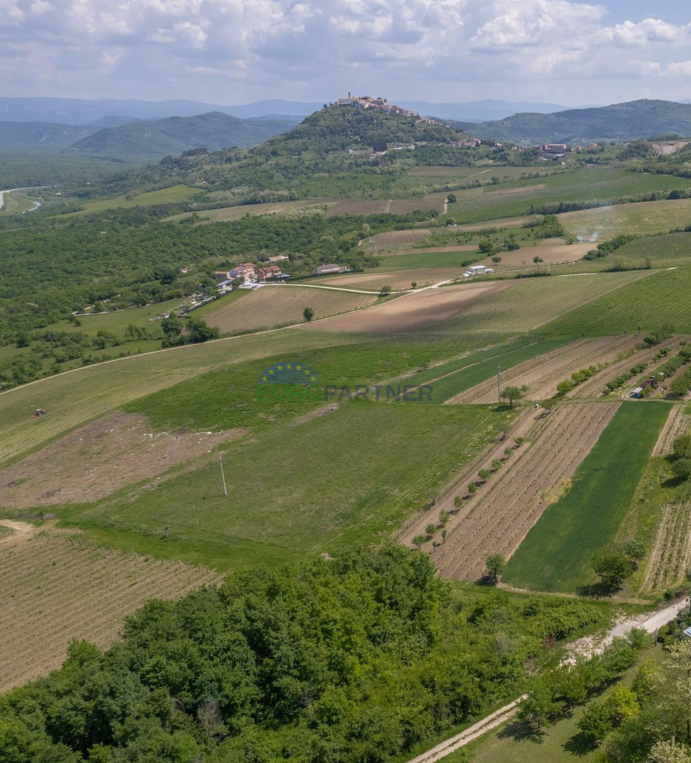 Građevinsko i poljoprivredno zemljište s pogledom na Motovun - cover