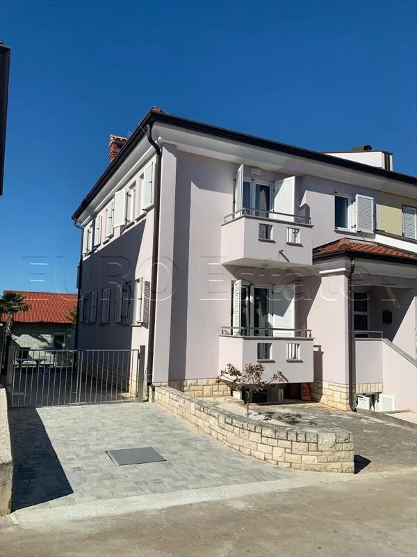 Savudrija: KUĆA NOVIJE GRADNJE (2015.), 240 m2, 250 metara od mora - cover