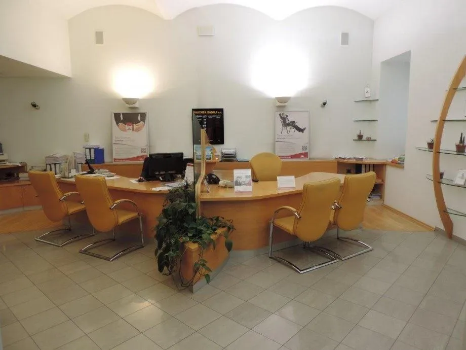 Varaždin-gradska jezgra: 2-etažni, ulični poslovni prostor, 190 m2 - cover