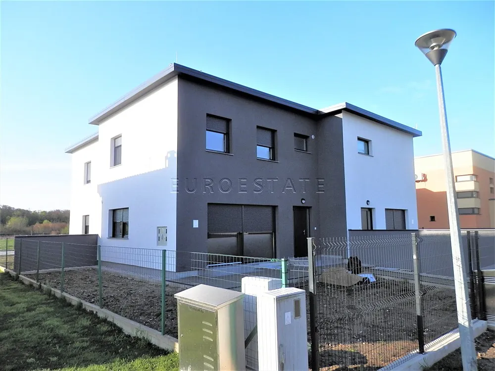 Sračinec: NOVOGRADNJA, dvoetažni 3-sobni stan od 81.47 m2 sa vrtom od 87 m2 i 2 parkirna mjesta - cover