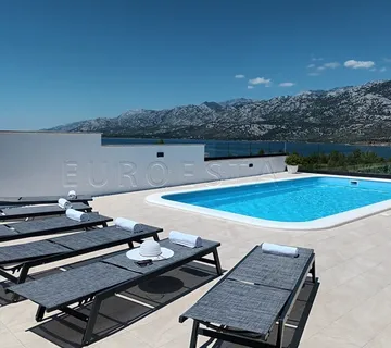 Rovanjska: NOVA moderna vila površine 320 m2 sa bazenom i pogledom na more - cover